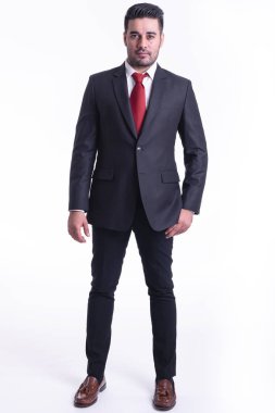 Beyaz arka planda izole iş adamı. Yakışıklı genç Hintli işadamı takım elbise portre, kendinden emin görünüyor. Tam uzunlukta vurdu.