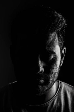 Hintli adam düşük anahtar siyah beyaz portre. Yüksek karşıtlık dramatik görünüm.