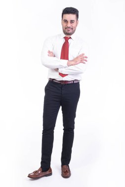 Beyaz arka planda izole iş adamı. Yakışıklı genç Hintli işadamı portre, kendinden emin görünüyor. Tam uzunlukta vurdu.
