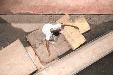 Kaykaycı eylem. Asyalı çocuk kentsel kaykay parkı hile yaparak köprünün altında. Doğal ışık vurdu üstten görünüm ayarlama,.