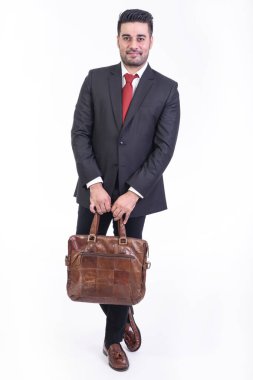 Beyaz arka planda izole iş adamı. Yakışıklı genç Hintli işadamı çanta portre ile takım çantası önünde duruyor. Tam uzunlukta vurdu.