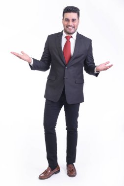 Beyaz arka planda izole iş adamı. Takım elbise portre, yakışıklı genç Hintli işadamı eller mutlu görünüyor. Tam uzunlukta vurdu.