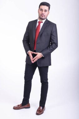 Beyaz arka planda izole iş adamı. Yakışıklı genç Hintli işadamı takım elbise portre, kendinden emin görünüyor. Tam uzunlukta vurdu.