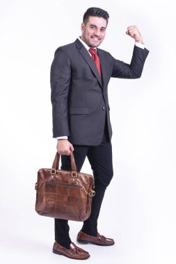 Beyaz arka planda izole iş adamı. Yakışıklı genç Hintli işadamı takım çantası portre, güçlü ile görünüyor. Tam uzunlukta vurdu.