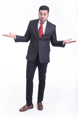 Beyaz arka planda izole iş adamı. Takım elbise portre, yakışıklı genç Hintli işadamı görünüyor karıştırmayın. Tam uzunlukta vurdu.