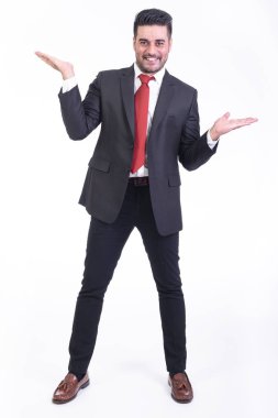 Beyaz arka planda izole iş adamı. Yakışıklı genç Hintli işadamı takım elbise portre, açık gülümseme görünüyor palms. Tam uzunlukta vurdu.