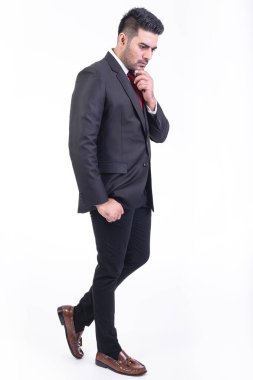 Beyaz arka planda izole iş adamı. Yakışıklı genç Hintli işadamı takım elbise portre, düşünme, odak görünüyor. Tam uzunlukta yan vurdu.