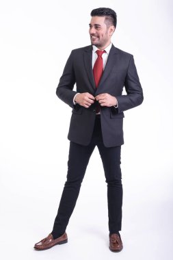 Beyaz arka planda izole iş adamı. Takım elbise portre, yakışıklı genç Hintli işadamı gülümseme görünüyor düğmelerini aç. Tam uzunlukta vurdu.