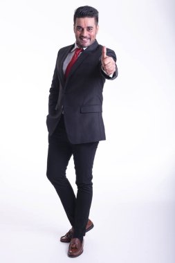Beyaz arka planda izole iş adamı. Yakışıklı genç Hintli işadamı takım elbise portre, yaşasın. Tam uzunlukta vurdu.