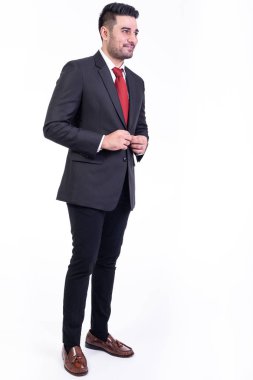 Beyaz arka planda izole iş adamı. Takım elbise portre, yakışıklı genç Hintli işadamı düğmelerini aç görünüyor. Tam uzunlukta vurdu.