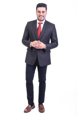 Beyaz arka planda izole iş adamı. Yakışıklı genç Hintli işadamı takım elbise portre, interlok parmaklar, gülümse. Tam uzunlukta vurdu.