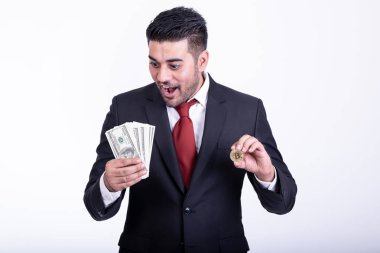 Altın bitcoin izole dolar karşısında holding iş adamı. Genç takım, sürpriz göz Hintli adam sakallı. Gelecekteki para birimi ve fin teknoloji kavramı.