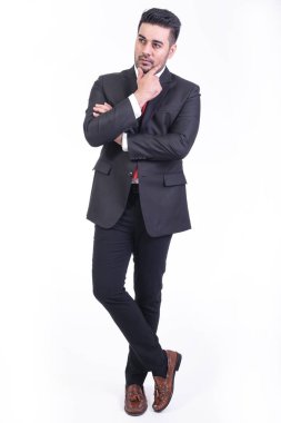 Beyaz arka planda izole iş adamı. Takım elbise portre yakışıklı genç Hintli işadamı, düşünme görünüyor. Tam uzunlukta vurdu.