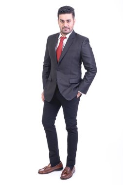 Beyaz arka planda izole iş adamı. Yakışıklı genç Hintli işadamı takım elbise portre, elleri cebinde. Tam uzunlukta vurdu.