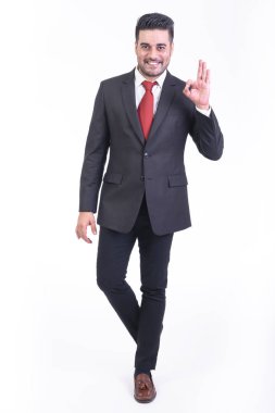 Beyaz arka planda izole iş adamı. Takım elbise portre yakışıklı genç Hintli işadamı, tamam görünüyor. Tam uzunlukta vurdu.