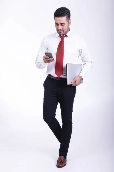 Επιχειρηματίας Που Απομονώνονται Όμορφος Νεαρός Ινδός Επιχειρηματίας Κρατώντας Laptop Βλέπουν — Φωτογραφία Αρχείου