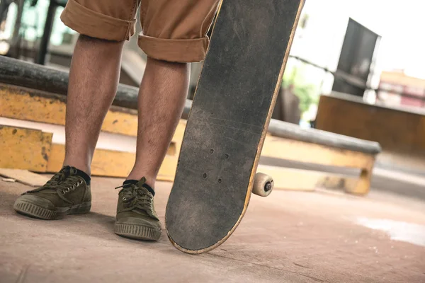 Retrato Skatista Rapaz Asiático Parque Skate Urbano Debaixo Ponte Cenário — Fotografia de Stock