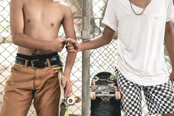 Meu Melhor Amigo Parque Skate Meninos Asiáticos Felizes Parque Skate — Fotografia de Stock