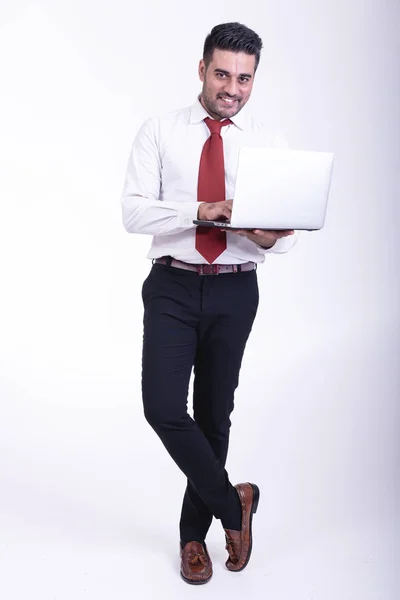 Samostatný Podnikatel Vypadá Hezký Mladý Indický Podnikatel Pomocí Přenosného Počítače — Stock fotografie