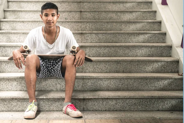 Retrato Skater Niño Asiático Parque Skate Urbano Bajo Puente Sentado — Foto de Stock