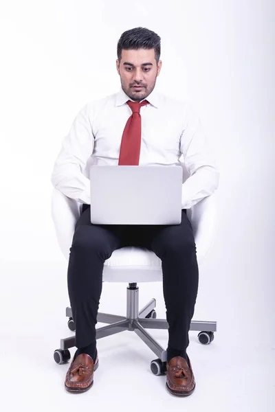 Empresario Sentado Silla Blanca Aislado Guapo Joven Empresario Indio Usando — Foto de Stock