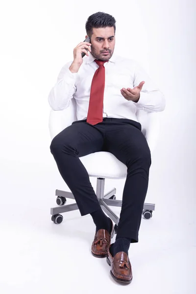 Geschäftsmann Sitzt Isoliert Auf Weißem Stuhl Gutaussehender Junger Indischer Geschäftsmann — Stockfoto