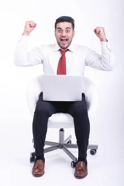 Geschäftsmann Sitzt Isoliert Auf Weißem Stuhl Stattliche Junge Indische Geschäftsmann — Stockfoto