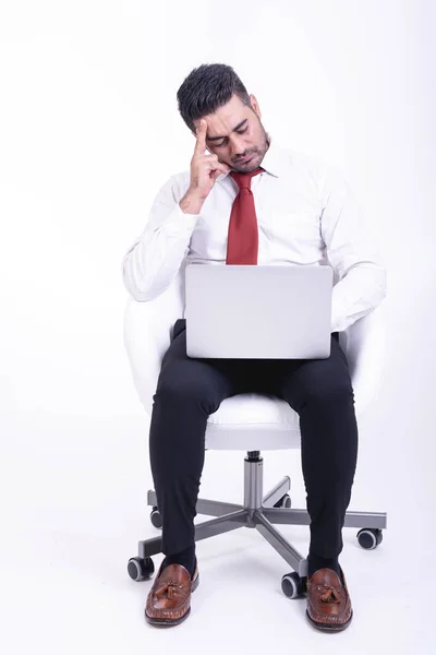 Geschäftsmann Sitzt Isoliert Auf Weißem Stuhl Stattliche Junge Indische Geschäftsmann — Stockfoto