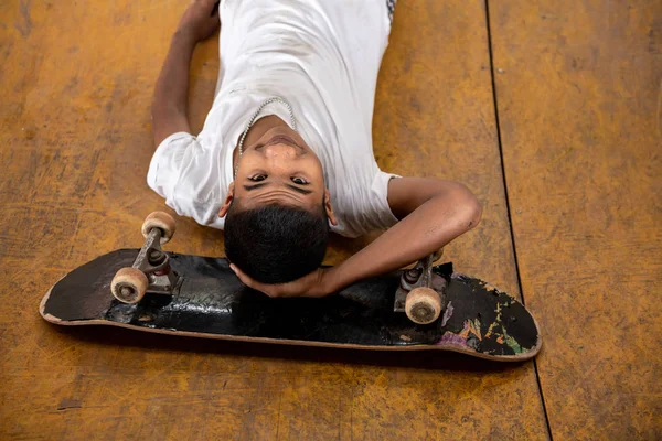 Портрет Скейтбордиста Улыбающийся Азиатский Мальчик Городском Скейтборд Парке Мостом Лежащий — стоковое фото