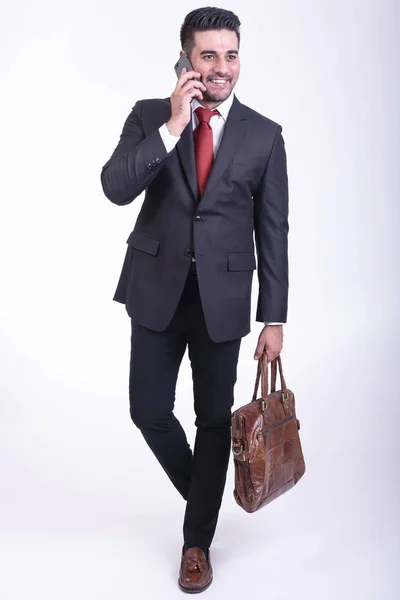 Бізнесмен Ізольований Красивий Молодий Індійський Бізнесмен Костюмі Сумкою Телефонному Портреті Стокове Фото