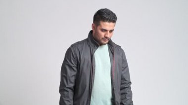 Kamera seyir ve gülümseyen adam silah ile geçti