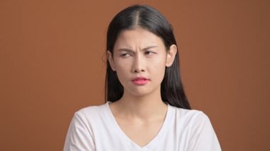 sorun ve sevinçli çözüm bulma düşünceli Asyalı kadın odaklı 