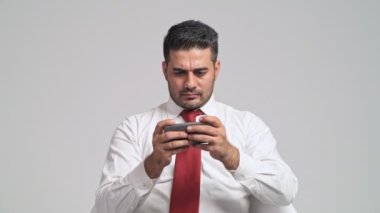 smartphone ve sonra kazanan ve gülümseyen iskambil video oyunu özenli genç adam