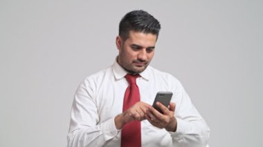 özenli genç adam akıllı telefon ve hoş şok olma kullanarak