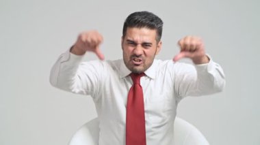 kızgın genç adam başparmağını aşağı ile bağırarak 
