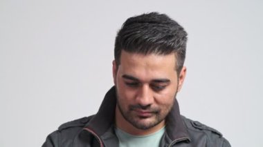 memnun adam kamera sallayarak baş, gülümseyen ve seyir