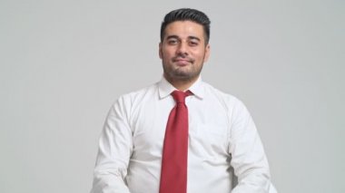 kollu yakışıklı genç gülümseyen geçti