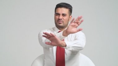 ellerini sallayarak ve teklif ret genç adam