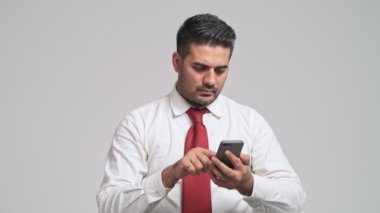 Genç adam akıllı telefon ve üzgün olma kullanarak