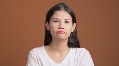 kahverengi zemin üzerinde hayal kırıklığına Asyalı kadın