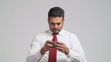 smartphone ve sonra kazanan ve gülümseyen iskambil video oyunu özenli genç adam