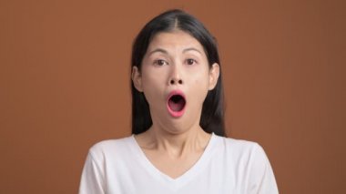 açık ağız yanaklarda putting eller ile şok Asyalı kadın