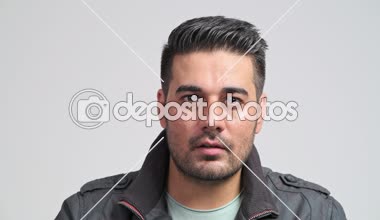 Sakallı hippi portre. Sonbahar giyim heyecan verici kazanmak poz kamera önünde genç Hintli adam. Hipster yaşam tarzı kavramı.