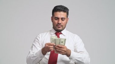 para sayma ve gülümseyerek mutlu bir genç adam