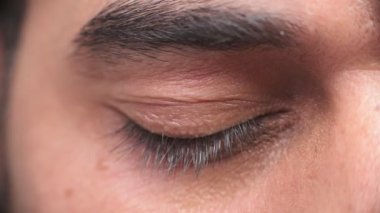 Aşırı insan gözü kapat. Sığ derinlik-in tarla.