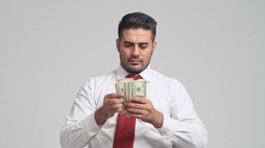 ciddi özenli genç işadamı para sayma