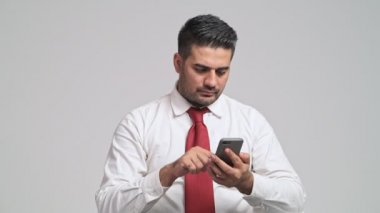 Genç adam akıllı telefon ve üzgün olma kullanarak