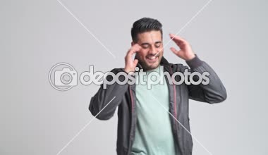 gülümseyen ve dans mutlu genç adam