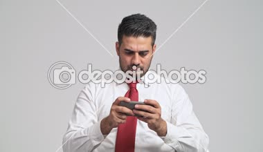 odaklı smartphone üzerinde video oyunu oynayan genç adam 