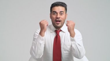 mutlu gülümseyen genç adam sevinç zafer 